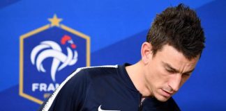 กอสเซียลนี โบกมือลาตราไก่ พร้อมทิ้งบอมบ์ เดส์ชองป์ส