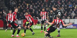 ผลบอล ลิเวอร์พูล เฮสนั่น บุกรัว เบรนท์ฟอร์ด ท้ายเกม ครองจ่าฝูงพรีเมียร์ลีก