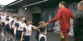 มาสค็อต “สเปอร์ส” ชวน “ฟาน ไดค์” กัปตันลิเวอร์พูล ย้ายมาช่วยกู้วิกฤตกองหลังขาดแคลน (คลิป)